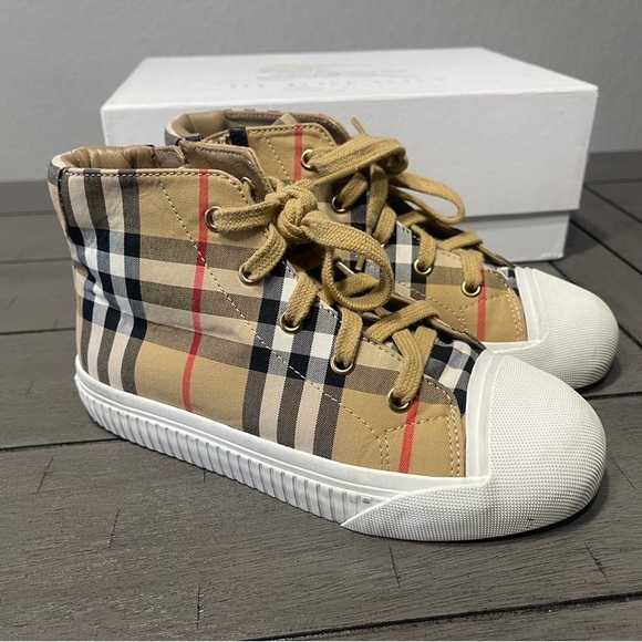 Burberry Kids Like New sneakers size 2 (EU 32). Worn only 3 times! - Picture 2 of 5
